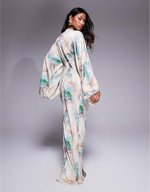 ASOS DESIGN - Slå-om-maxikjole med skråsnit, flagermusærmer og abstrakt print i satin, 3 af 4