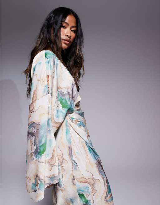 ASOS DESIGN - Slå-om-maxikjole med skråsnit, flagermusærmer og abstrakt print i satin, 4 af 4