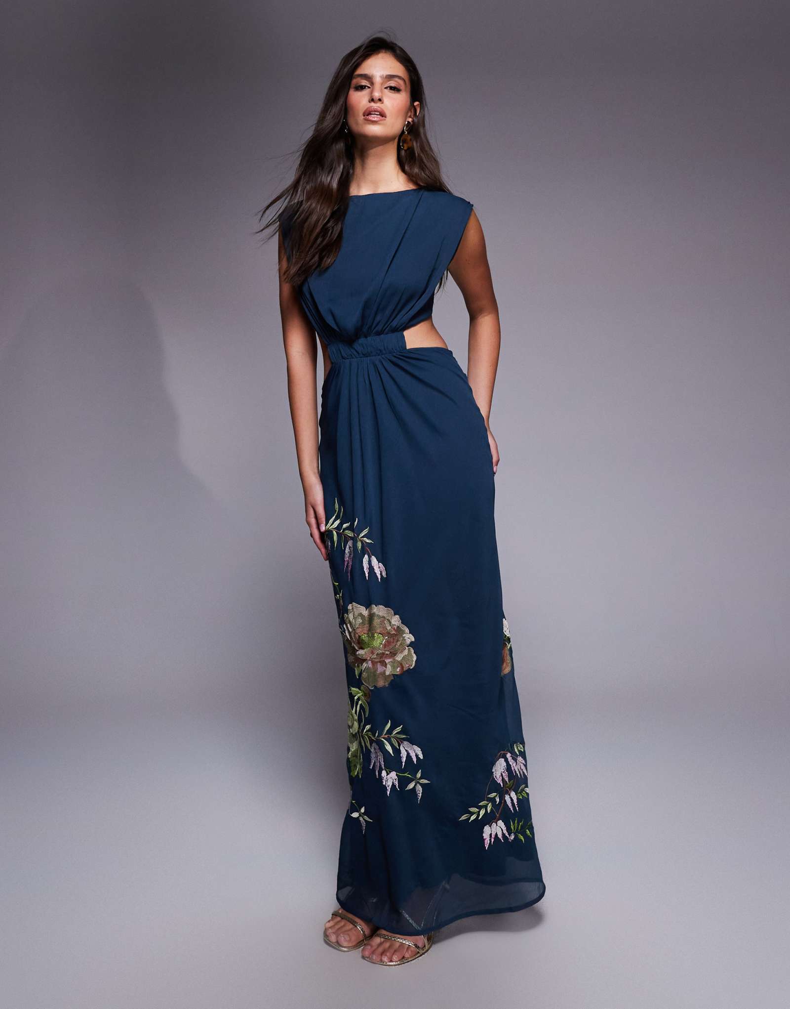 Дизайнерское шифоновое макси-платье с вырезом лодочкой и вышивкой ASOS DESIGN темно-синего цвета с округлым вырезом