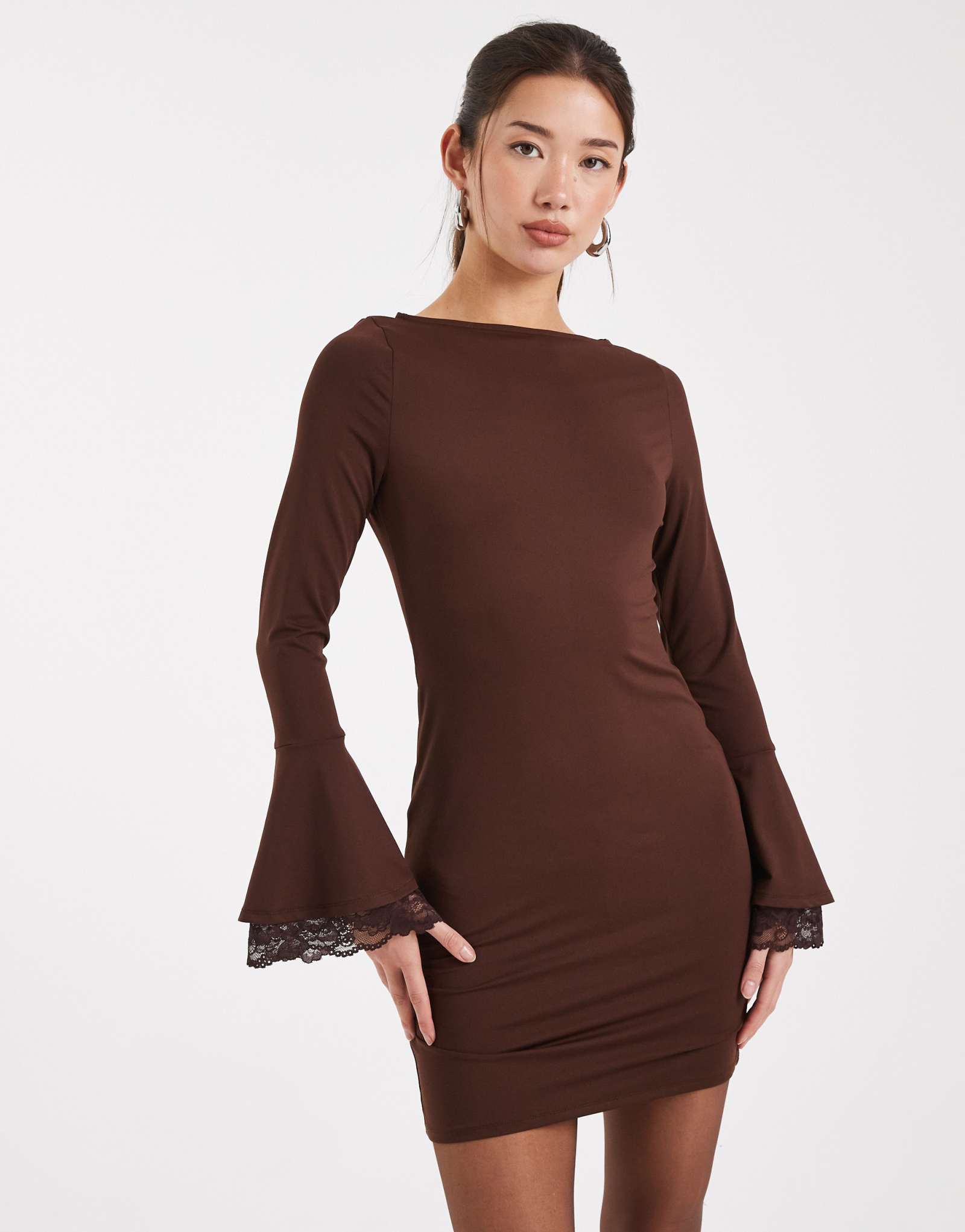 ДИЗАЙНЕРСКОЕ мини-платье ASOS с вырезом лодочкой и гофрированными кружевными рукавами шоколадного цвета