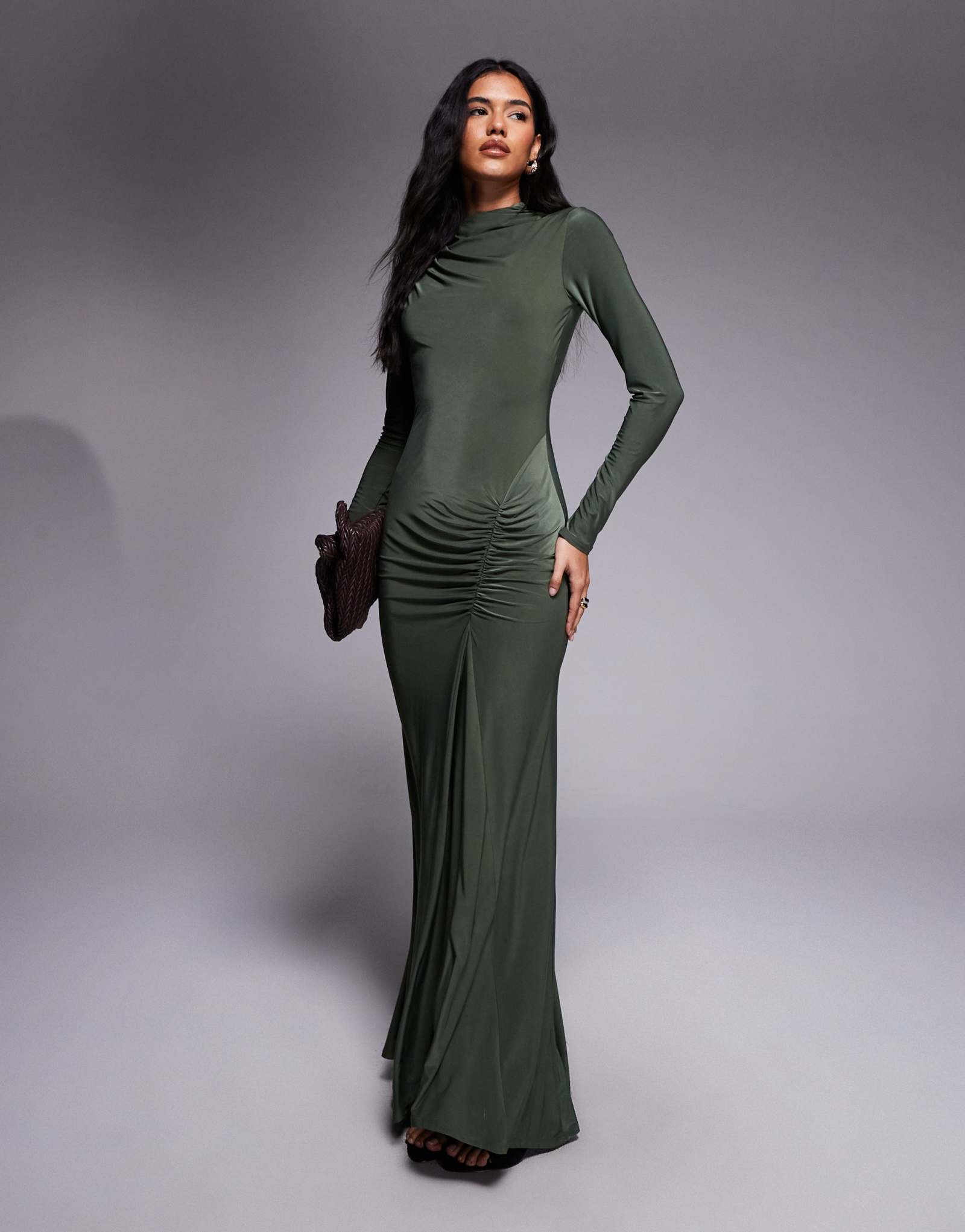 Дизайнерское платье макси с вырезом лодочкой и длинным рукавом ASOS DESIGN зеленого цвета с зауженными боковыми швами