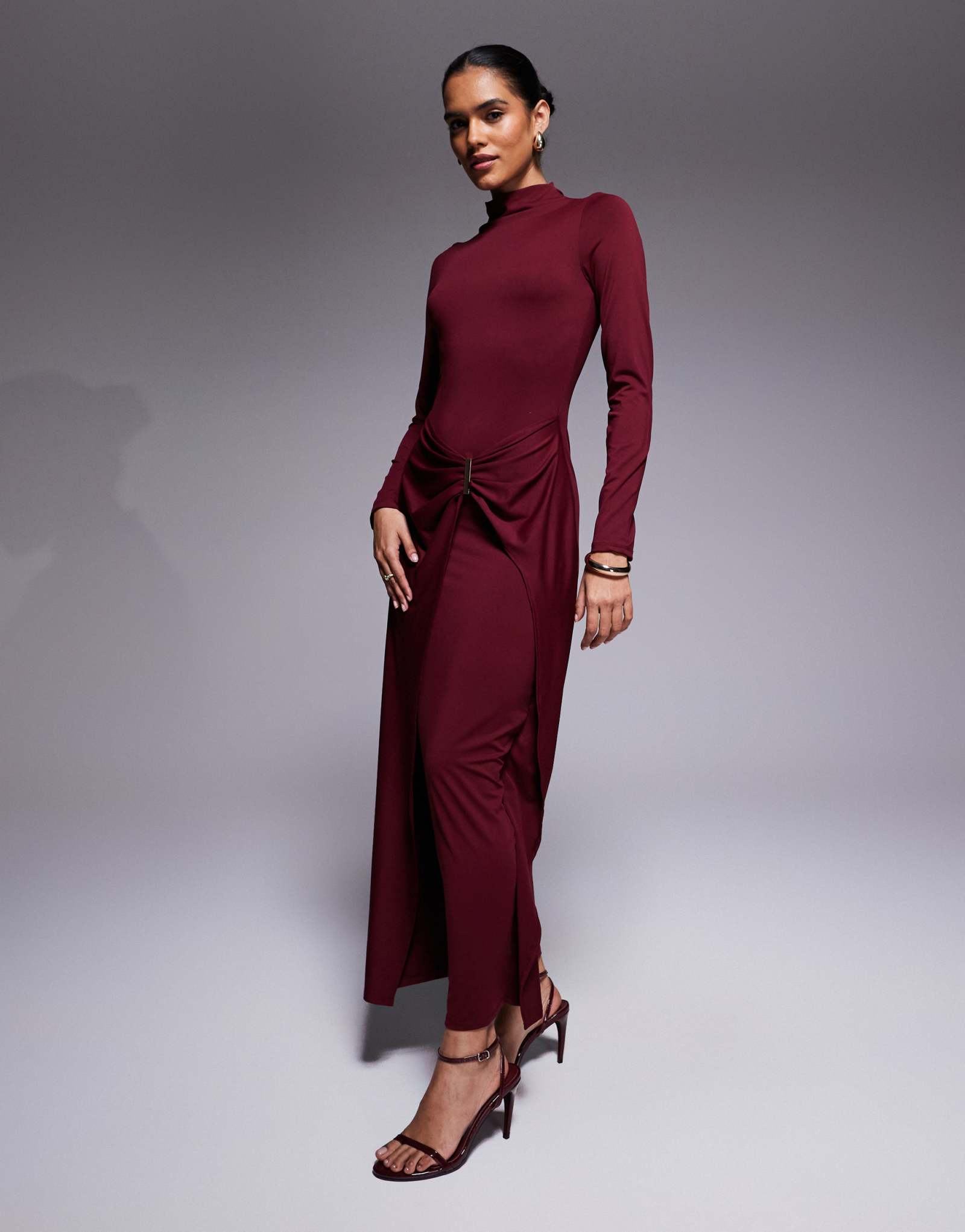 ДИЗАЙНЕРСКОЕ миди-платье ASOS с вырезом лодочкой и длинным рукавом с запахом и фурнитурой бордового цвета