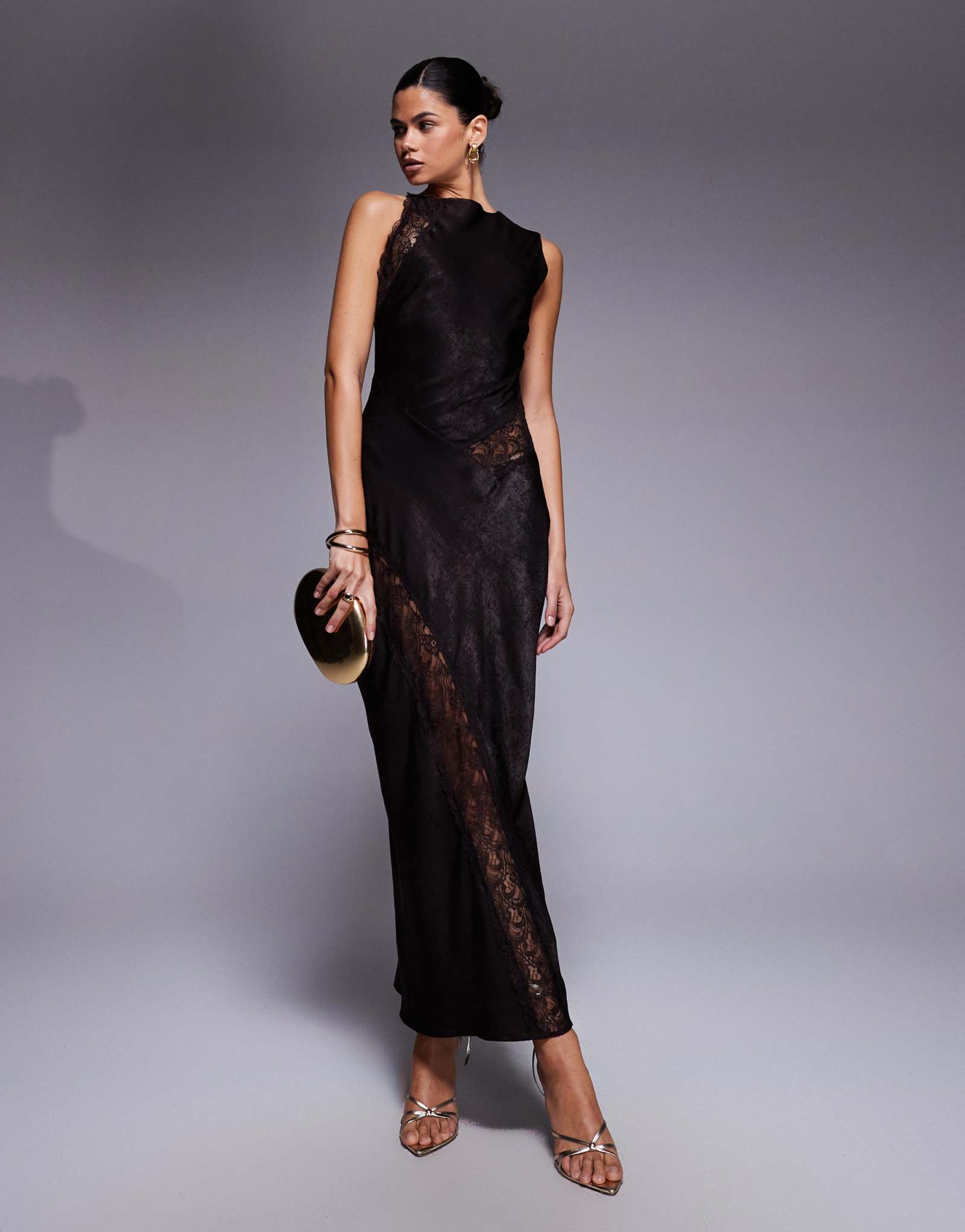 ДИЗАЙНЕРСКОЕ макси-платье ASOS шоколадного цвета с атласным вырезом и косыми кружевными вставками от ASOS DESIGN