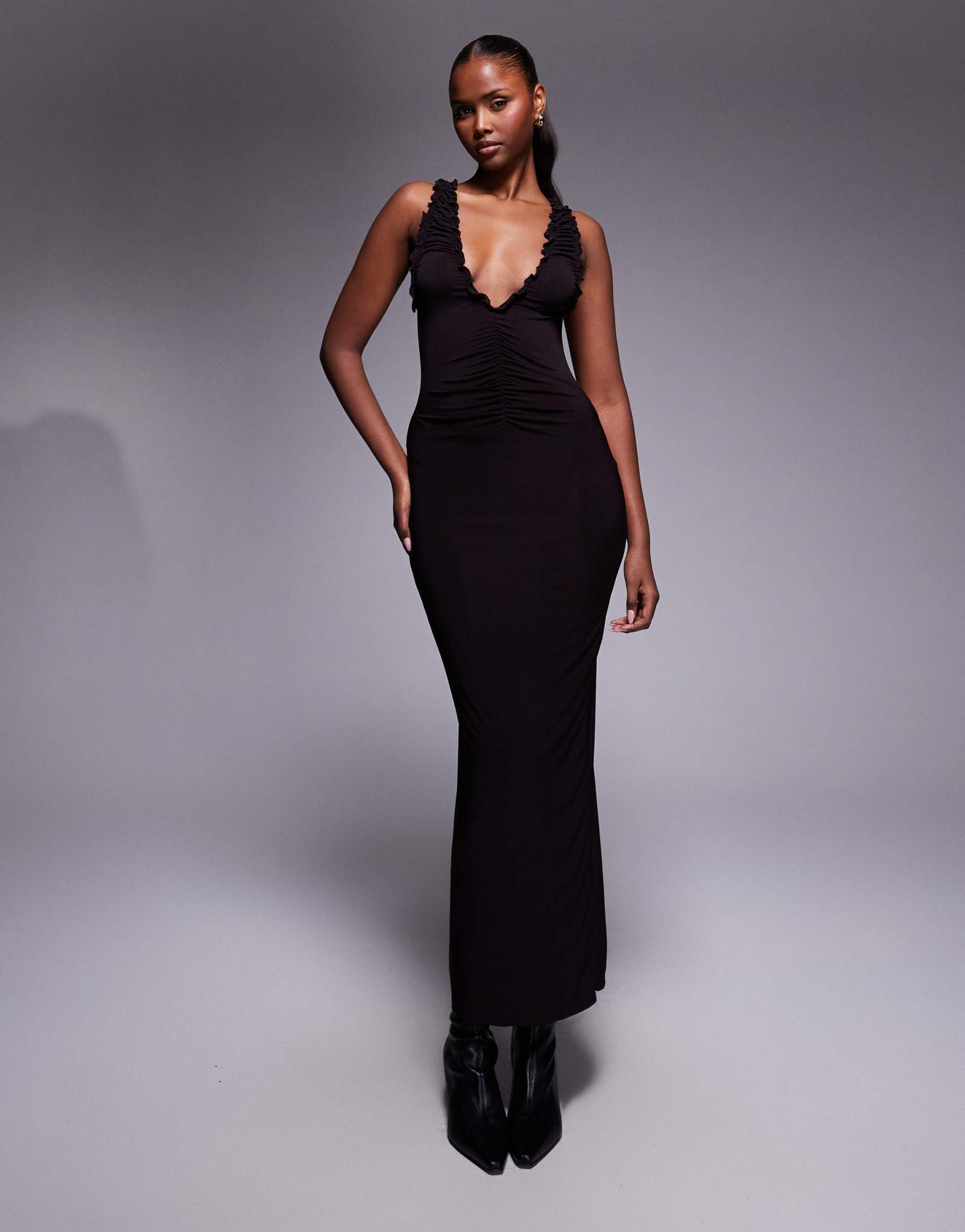 ДИЗАЙНЕРСКОЕ миди-платье без рукавов с рюшами и вырезом от ASOS шоколадного цвета