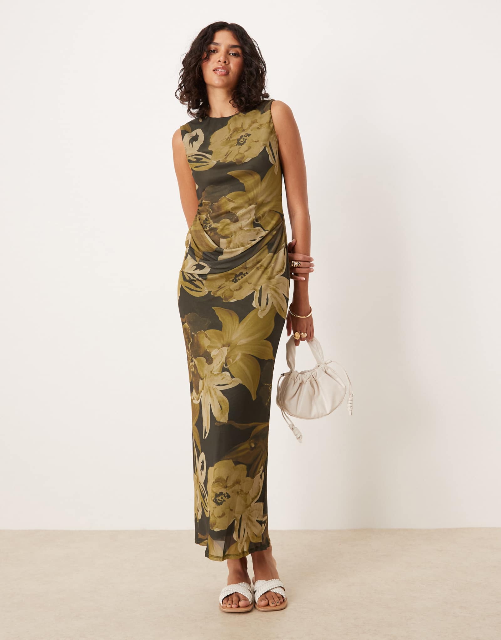 Дизайнерское платье миди без рукавов с оборками на талии от ASOS коричневого цвета с увеличенным цветочным принтом