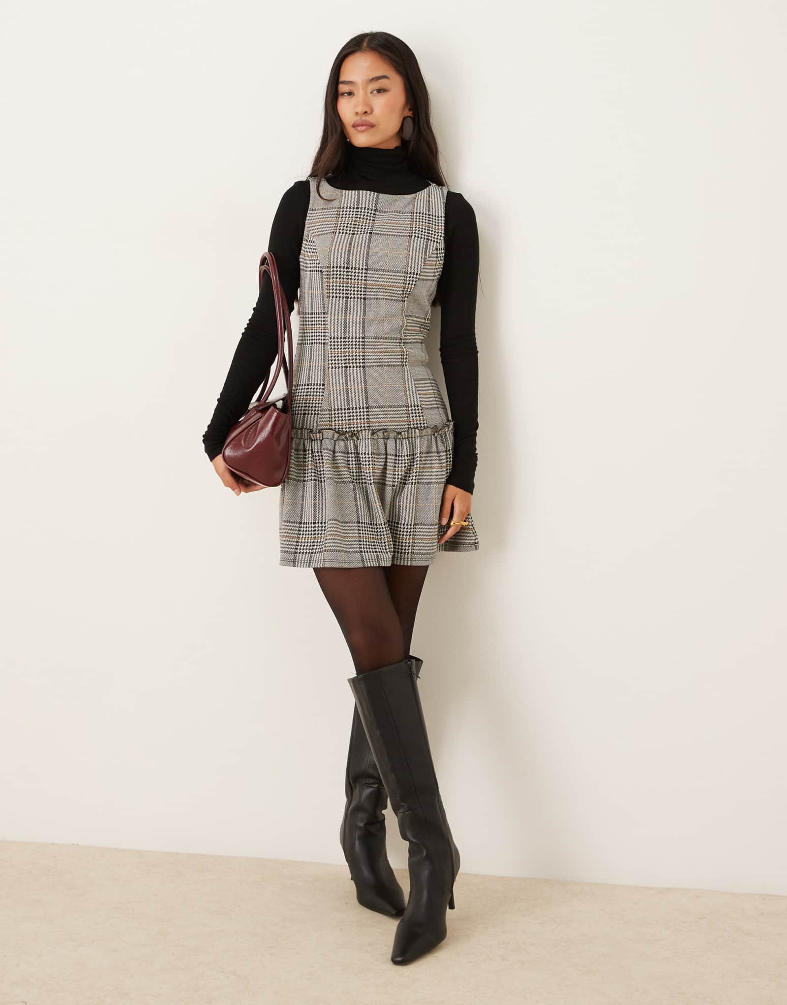 ДИЗАЙНЕРСКОЕ мини-платье ASOS без рукавов с вырезом лодочкой и заниженной талией в серую клетку