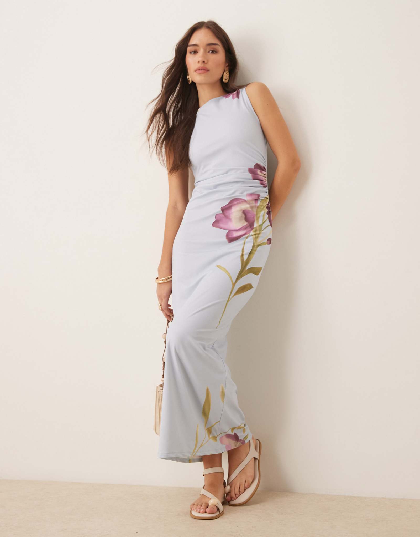 Дизайнерское платье миди без рукавов soft touch от ASOS нежно-голубого цвета с ярким цветочным принтом