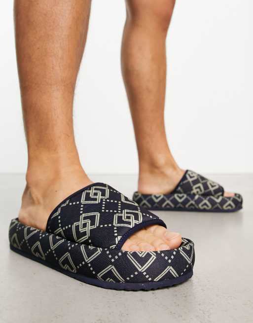 ASOS DESIGN – Slider aus marineblauem Stoff mit dicker Sohle und Monogramm-Muster