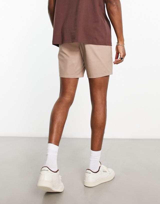 ASOS DESIGN - slim chino shorts in mid length in brown