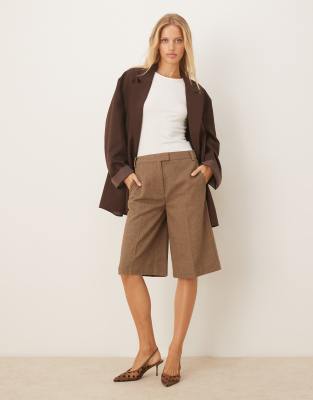 ASOS DESIGN - Slim Fit Bermudashorts in Braun-Brown