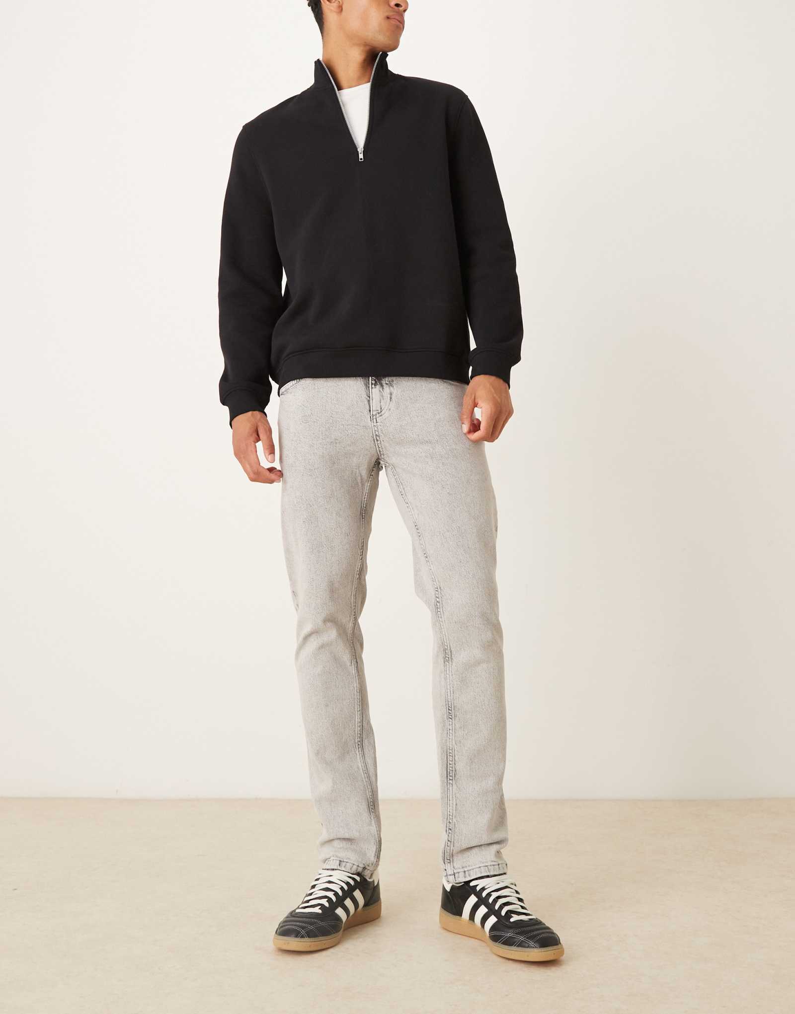 УДОБНЫЕ джинсы-стрейч зауженного кроя ASOS DESIGN светло-серого цвета после стирки