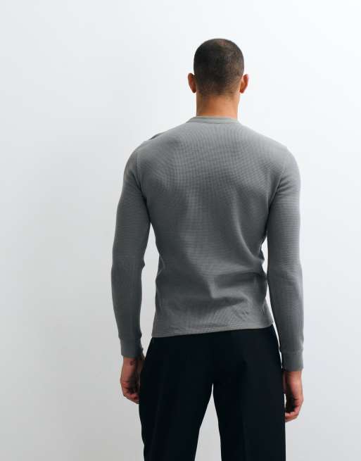 ASOS DESIGN Slim Fit Langarm-T-Shirt mit gewebter Henley-Knopfleiste in Anthrazit-Waffelstruktur, 4 von 5