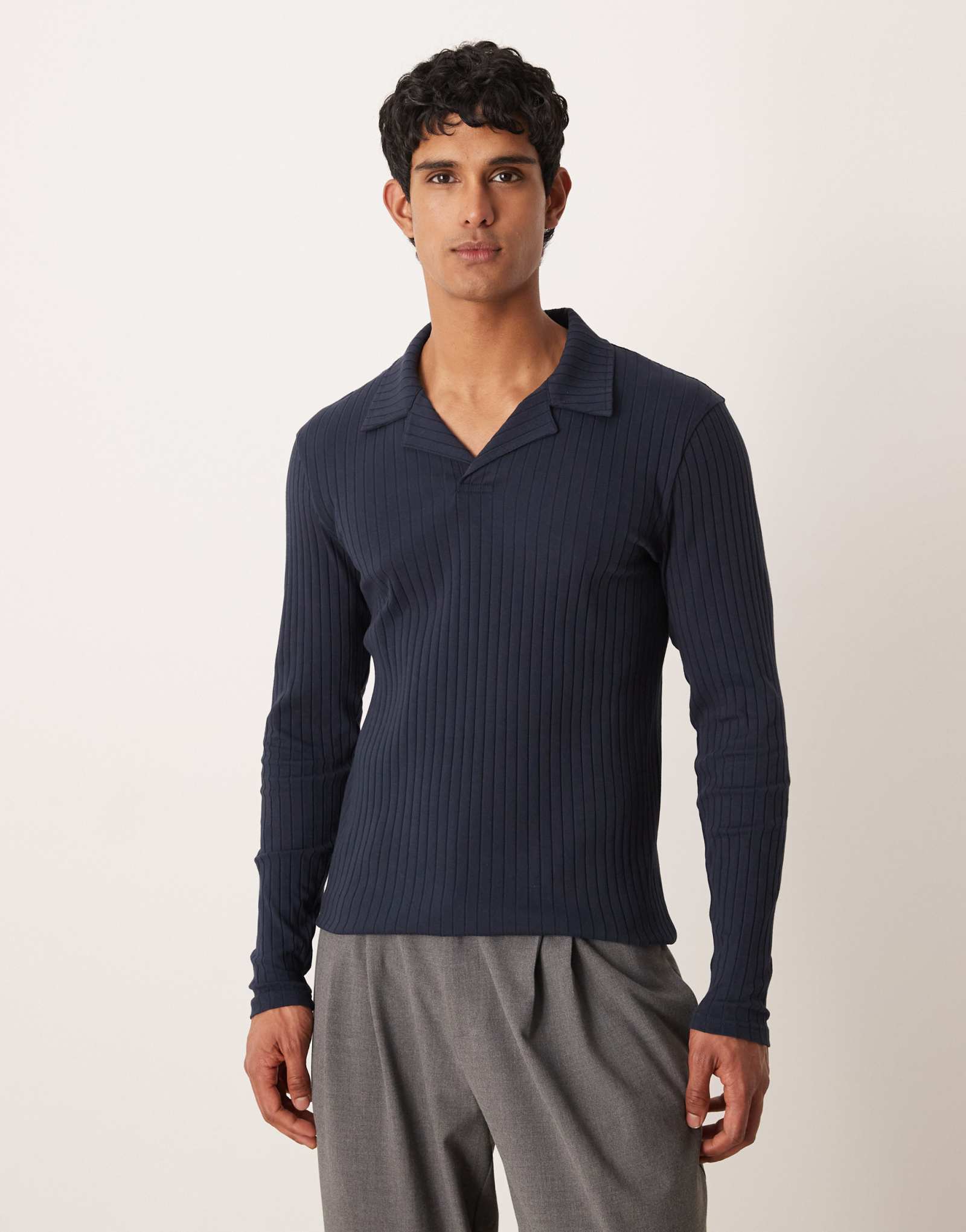 ДИЗАЙНЕРСКАЯ приталенная рубашка-поло ASOS из темно-синего трикотажа в рубчик