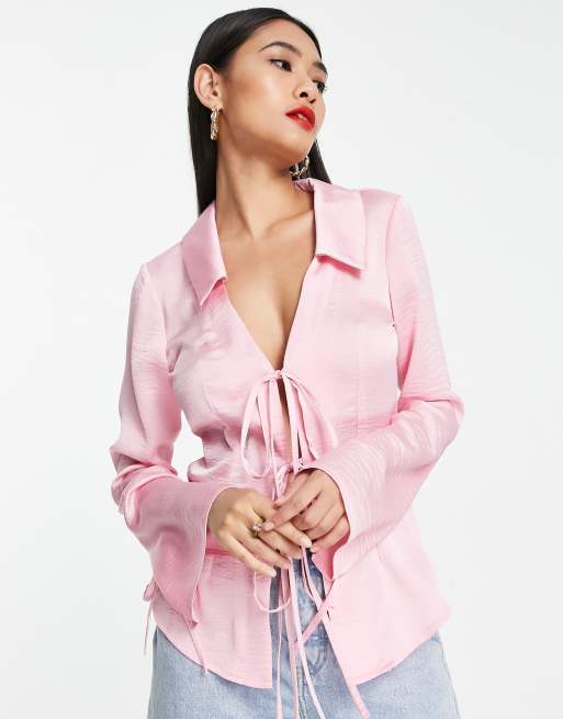 ASOS DESIGN - Slim-fit satijnen overhemd met gestrikte voorkant en manchetten in lichtroze