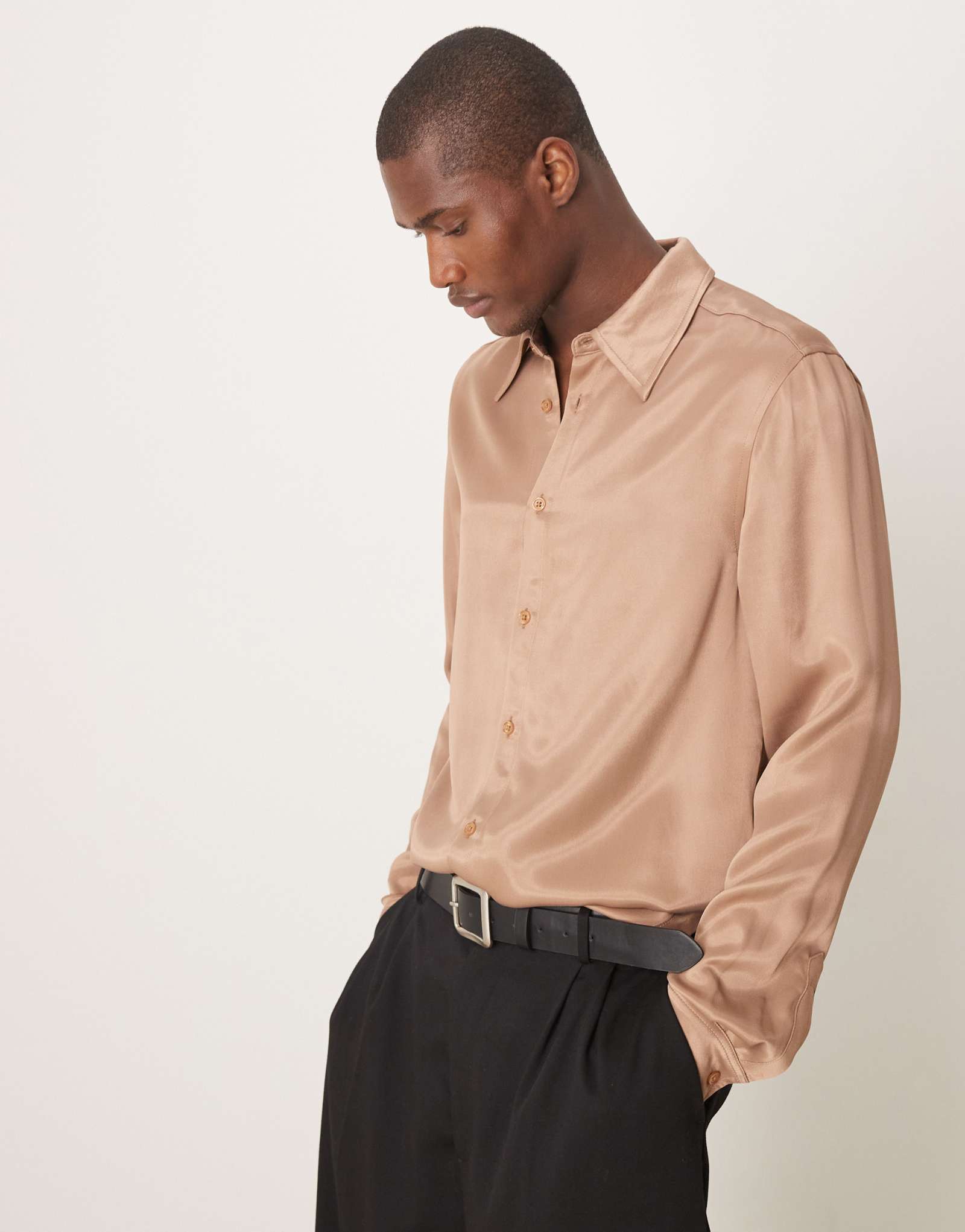 Атласная рубашка ASOS DESIGN slim fit коричневого цвета
