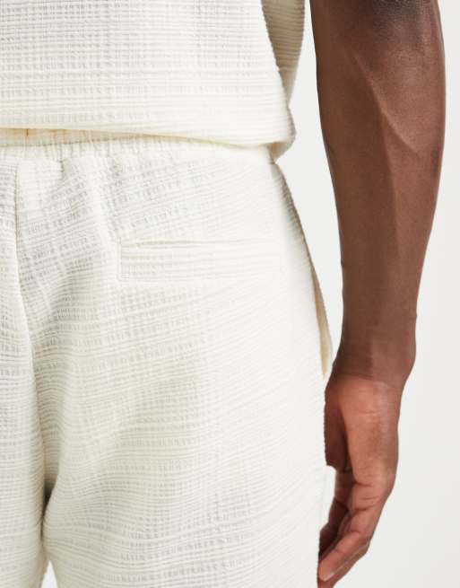 ASOS DESIGN – Slim-Fit-Shorts aus Jersey in Creme mit Kreuzschraffur-Struktur, 4 von 5