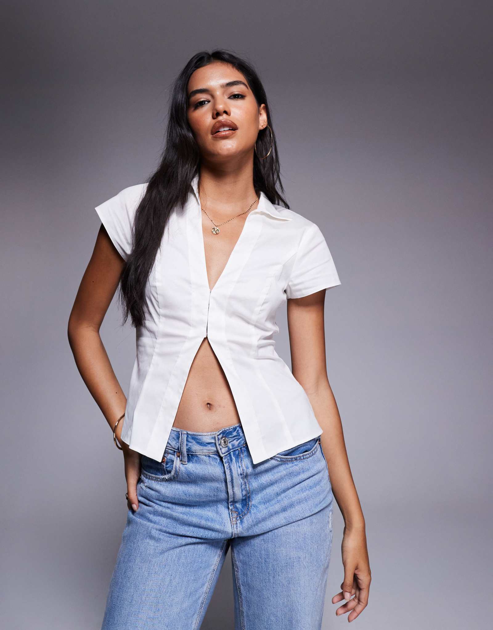 ДИЗАЙНЕРСКАЯ приталенная рубашка ASOS на крючках белого цвета