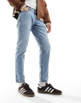 slim jeans in light wash blue