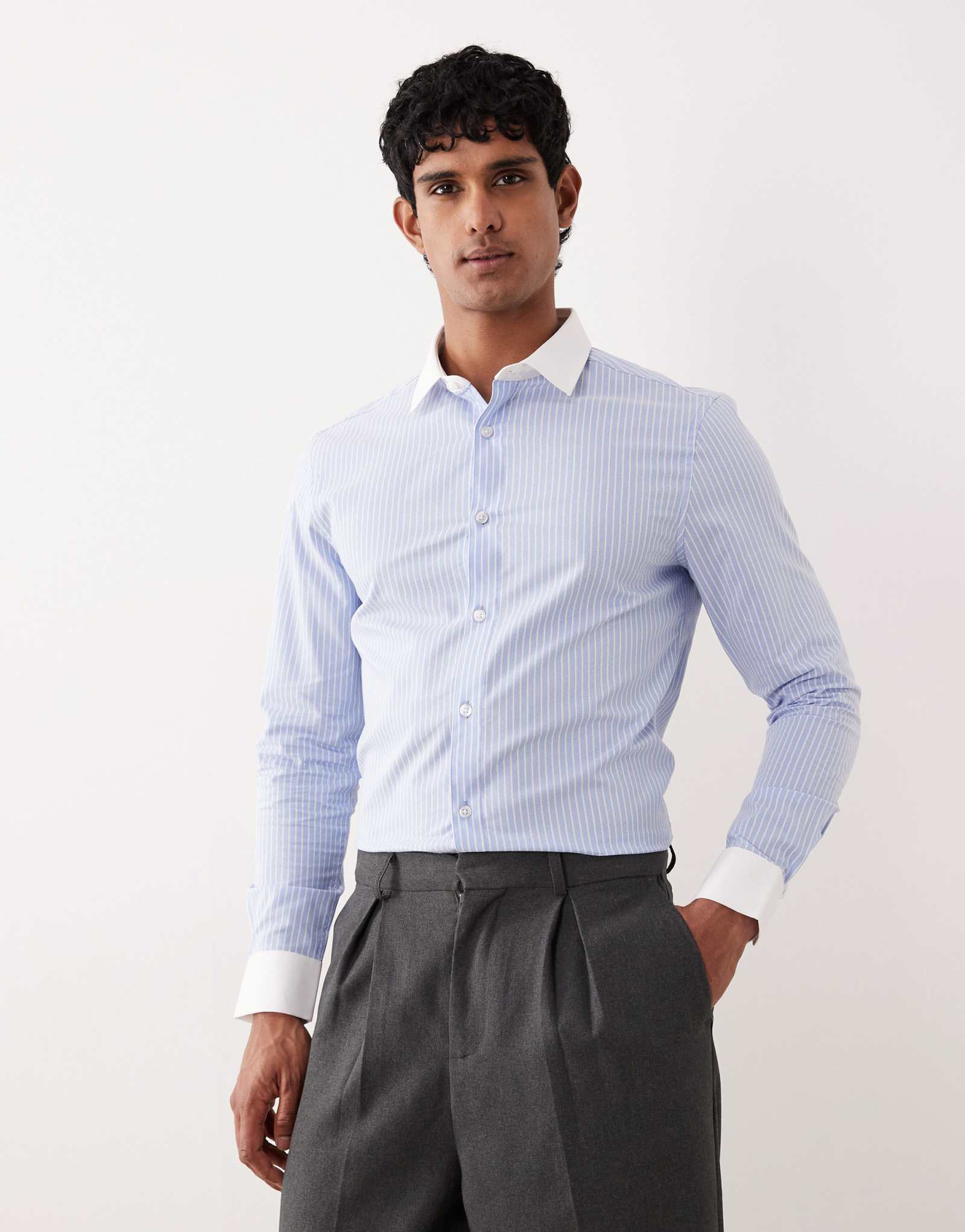 ДИЗАЙНЕРСКАЯ рубашка ASOS из тонкого поплина в полоску с контрастным воротником синего цвета