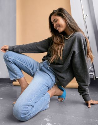 ASOS DESIGN – Slim – Stretch-Jeans mit hohem Bund und geradem Bein in heller Vintage-Waschung-Blau