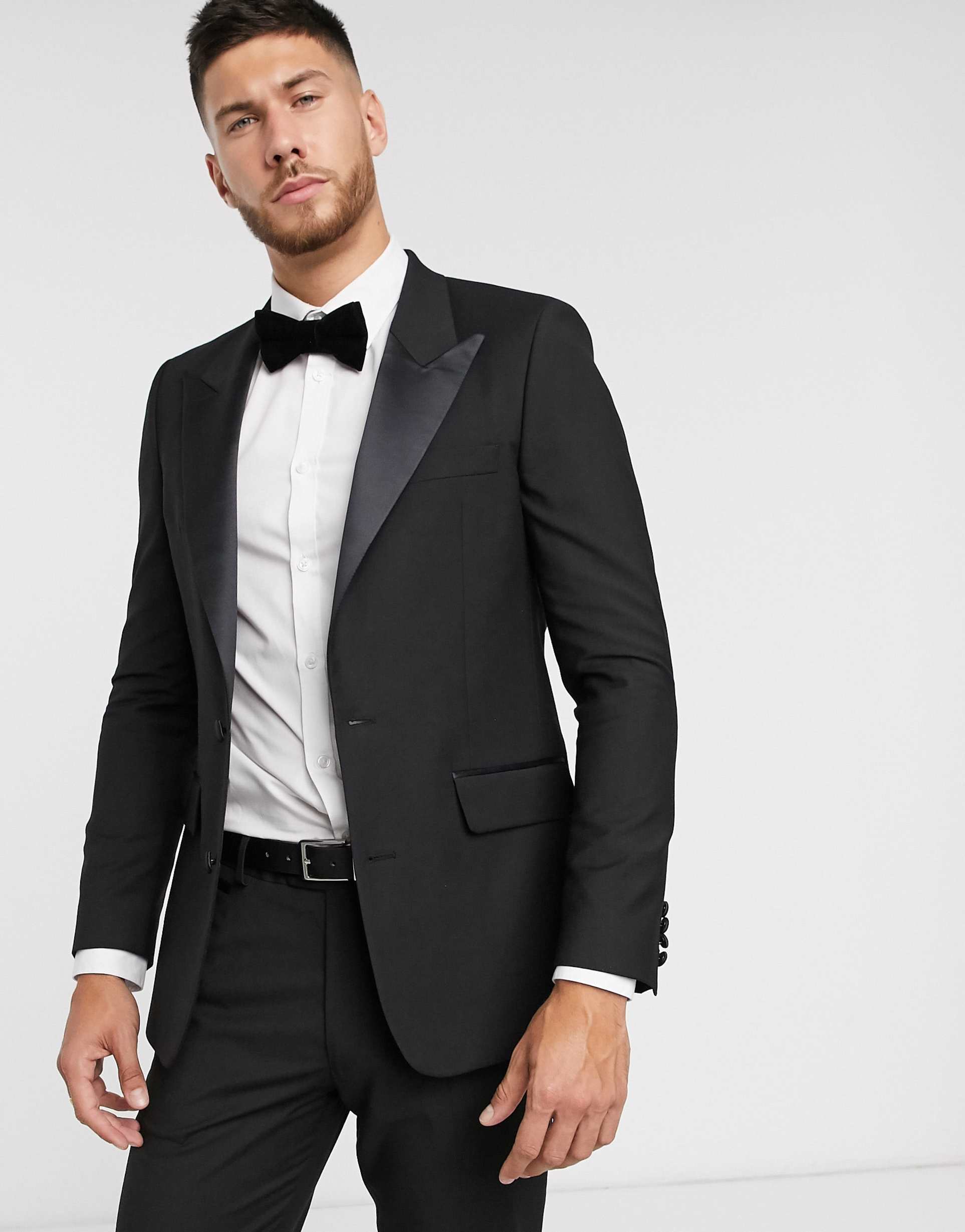 Должен ли быть пиджак в обтяжку. Смокинг мужской. Обтягивающий пиджак мужской. Флисовый пиджак. Костюм мужской на свадьбу в клетку.