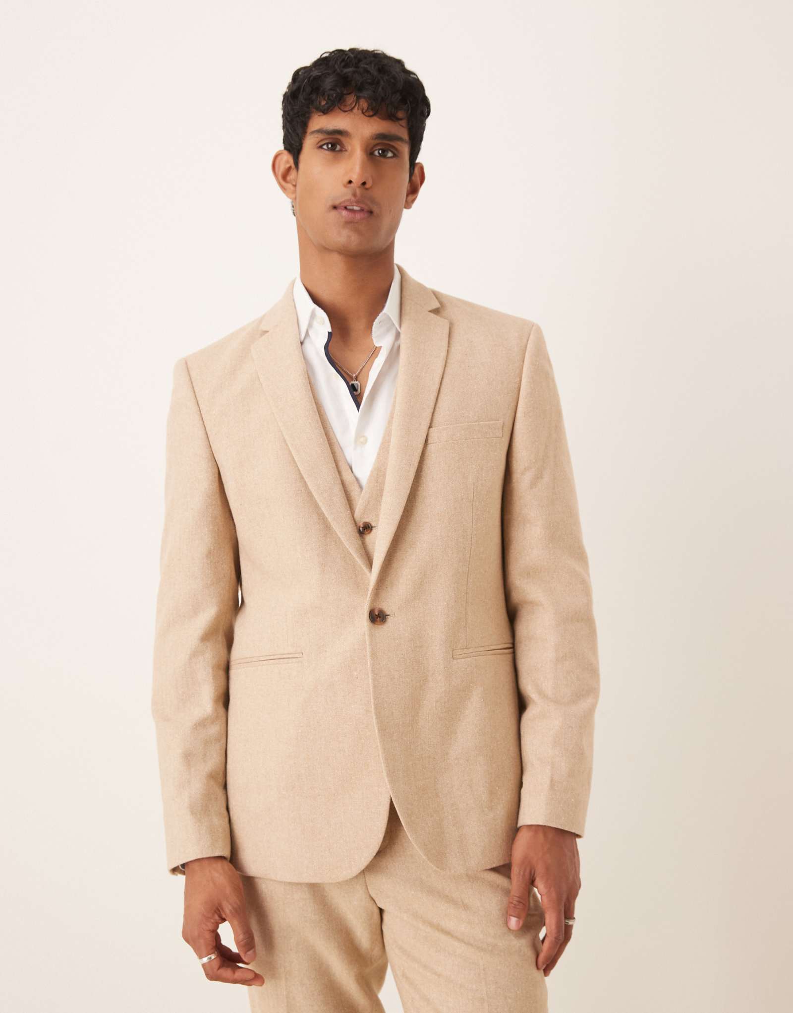 Приталенный пиджак из смеси шерсти ASOS DESIGN для костюма верблюжьего цвета