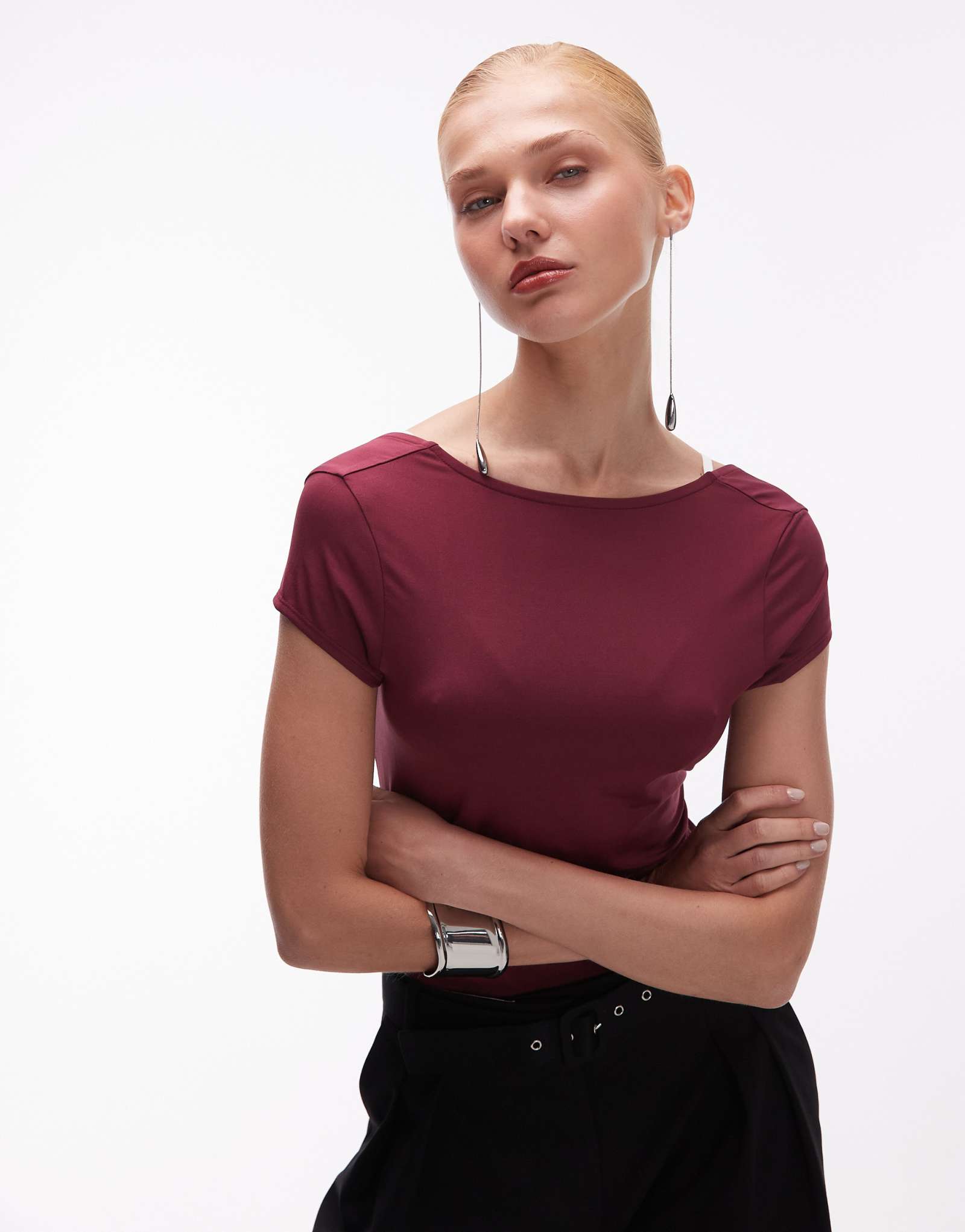 Облегающий топ с круглым вырезом на спине и короткими рукавами от ASOS бордового цвета