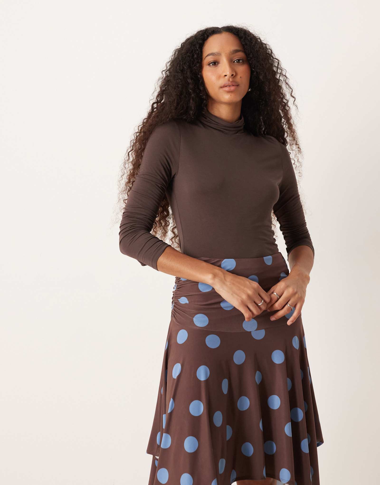 Облегающая юбка миди с подолом в виде носового платка от ASOS DESIGN в коричневый и синий горошек
