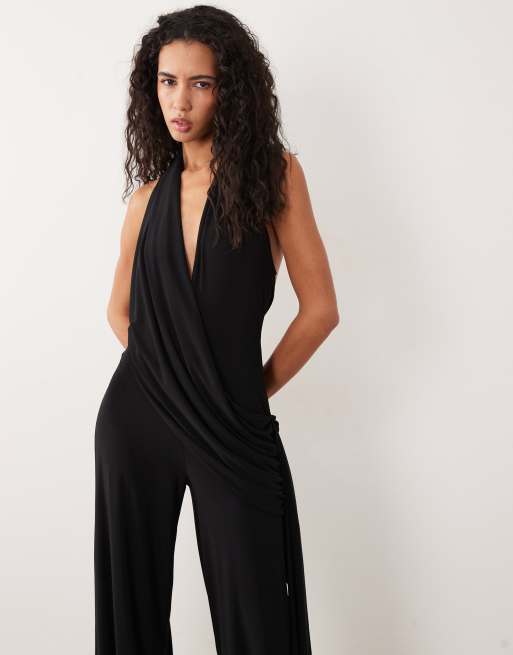 ASOS DESIGN slinky jumpsuit med dyb udskæring, halterneck og draperet skærfdetalje i sort, 3 af 4