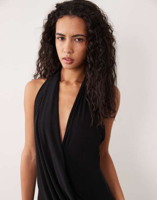 ASOS DESIGN slinky jumpsuit med dyb udskæring, halterneck og draperet skærfdetalje i sort, 4 af 4