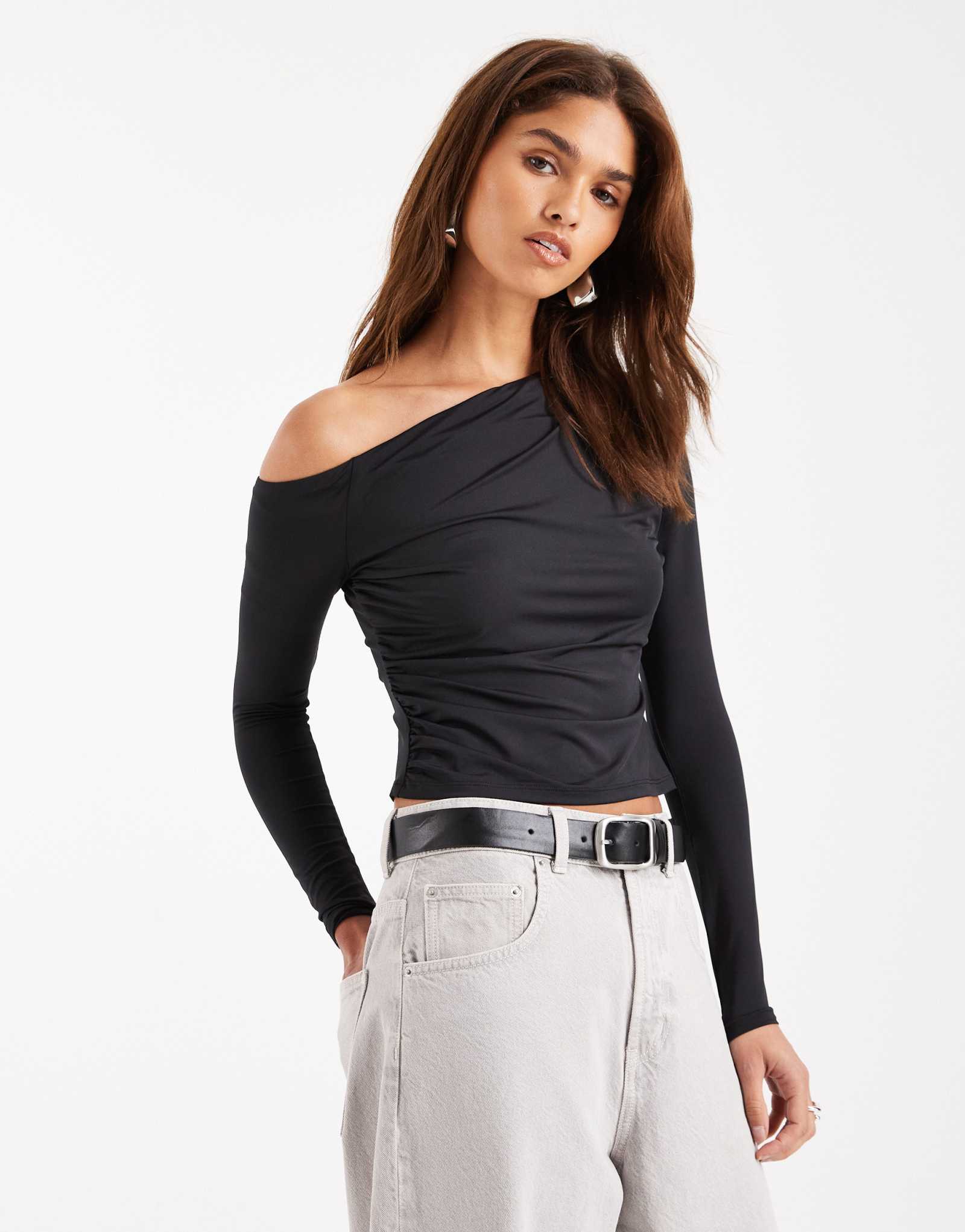 Облегающий топ с открытыми плечами и рюшами с длинным рукавом черного цвета от ASOS DESIGN