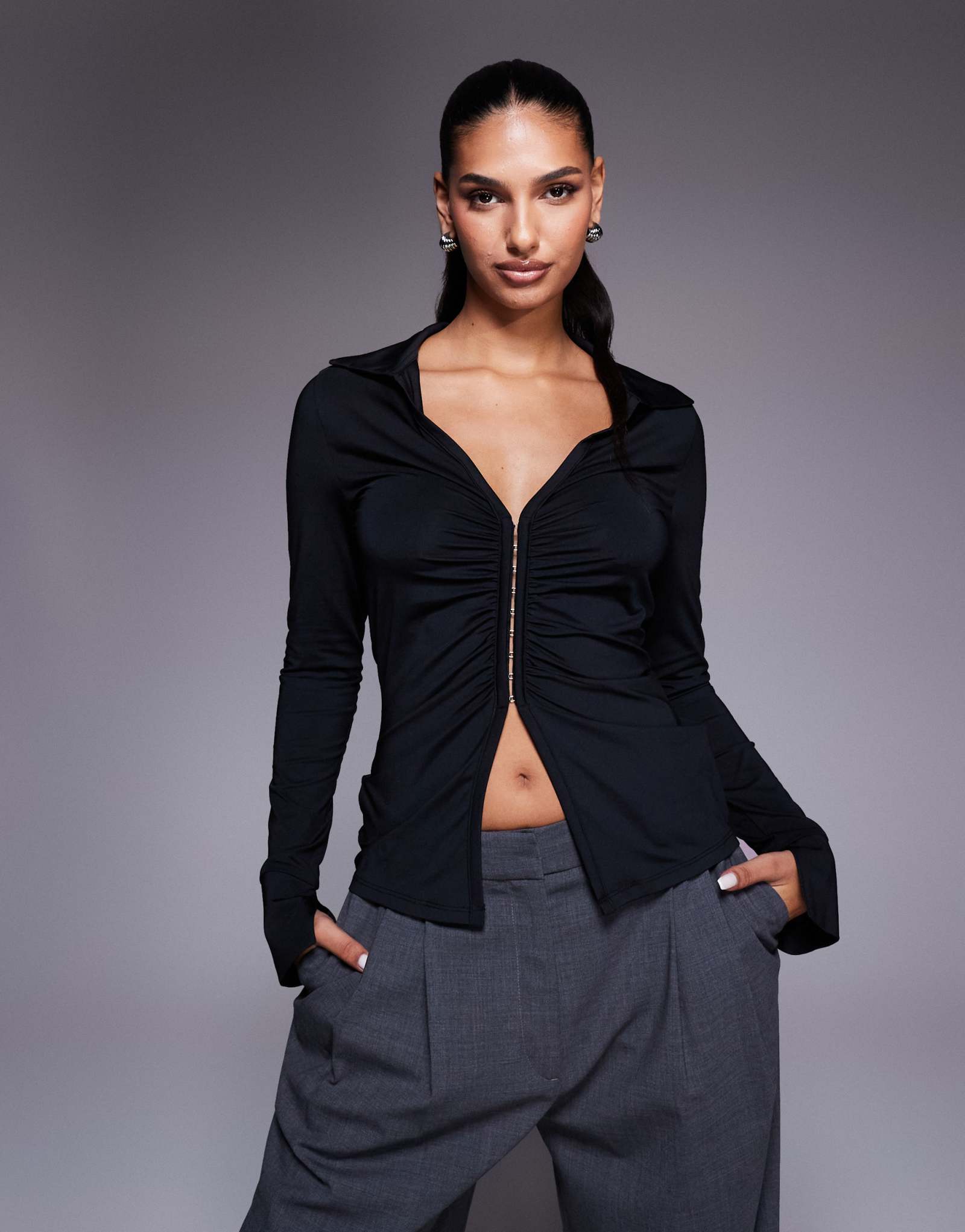 Облегающий удлиненный топ с рюшами и застежкой на крючки от ASOS DESIGN черного цвета