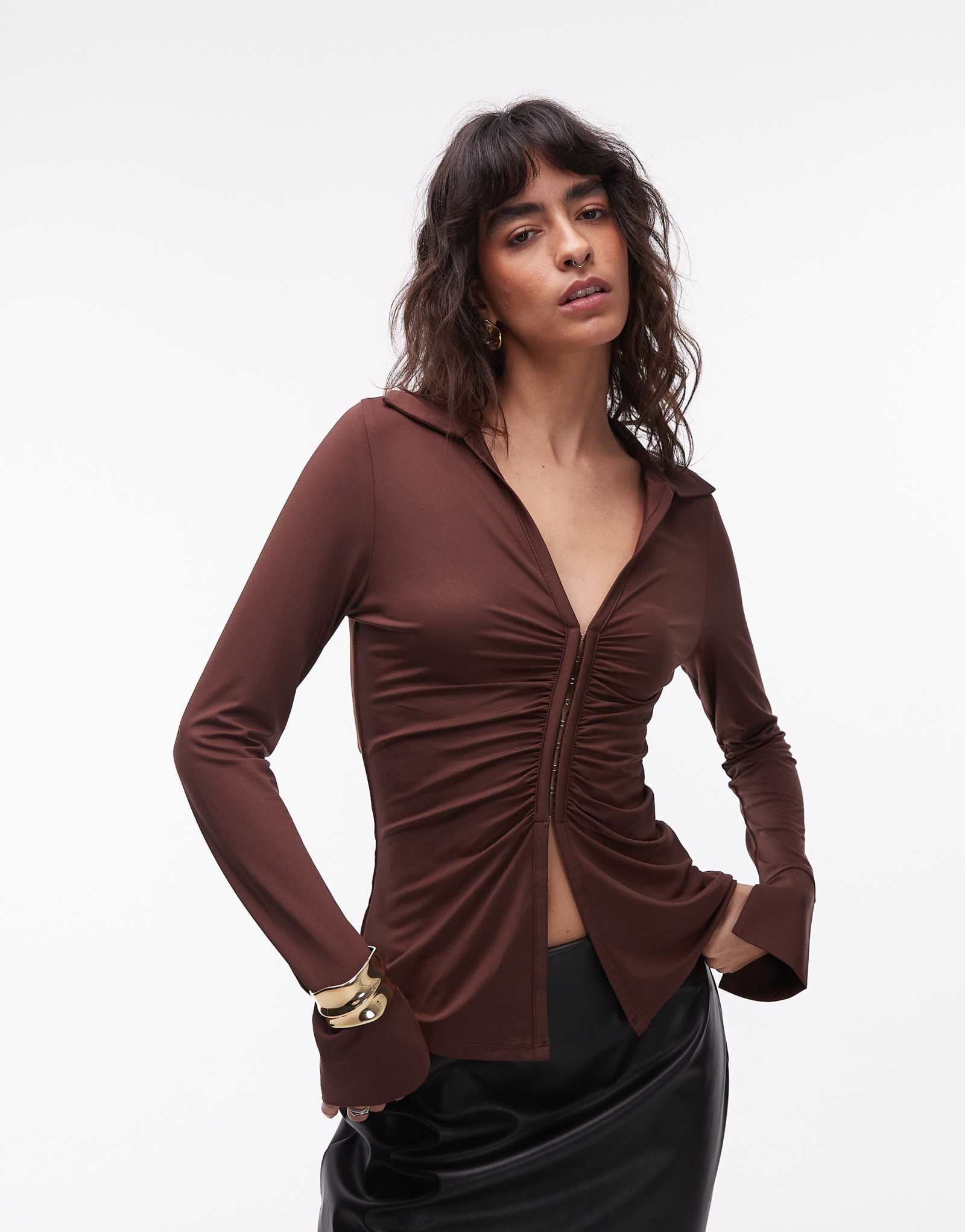 Облегающий удлиненный топ с рюшами и застежкой на крючок от ASOS DESIGN шоколадного цвета