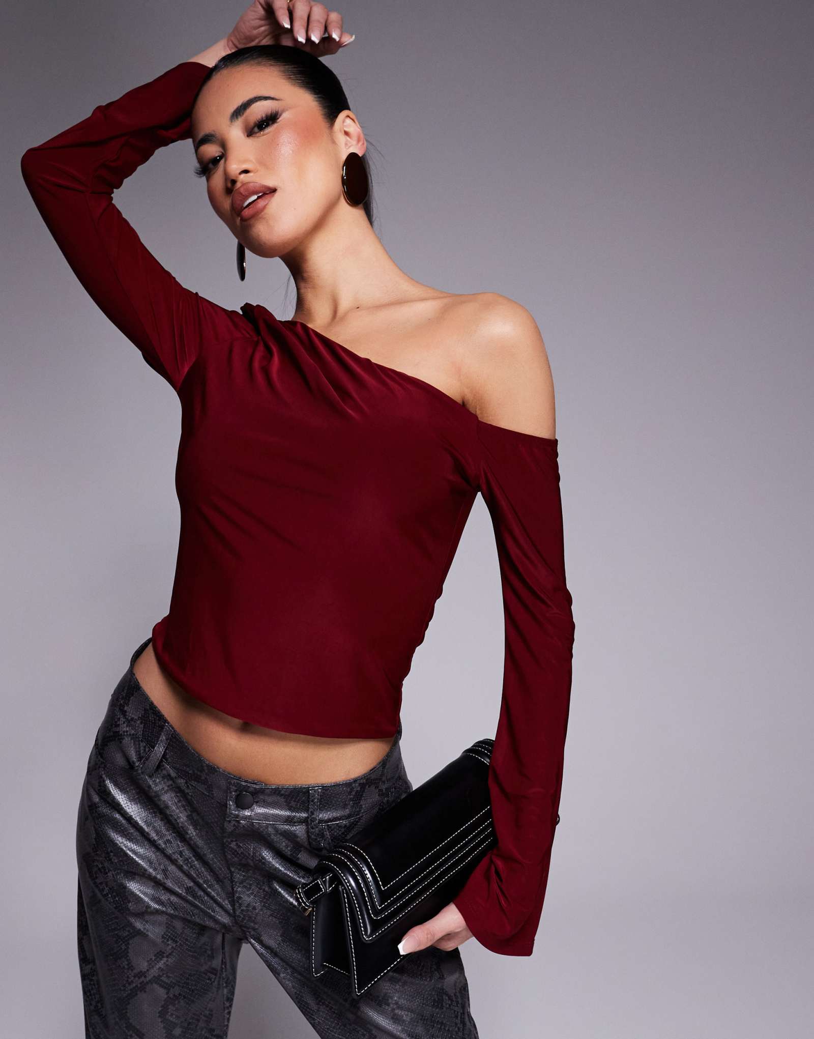 Облегающий топ с расклешенными рукавами и рюшами на одном плече от ASOS DESIGN винного цвета