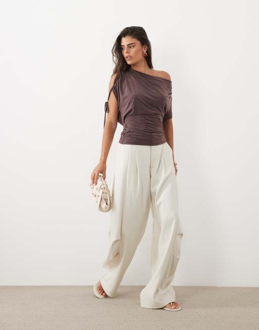 ASOS DESIGN slinky topp med drapering, rynkningar, cowl-ringning och en ärm i charcoal, 2 av 4