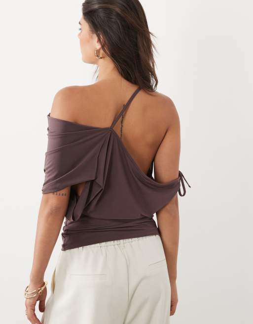 ASOS DESIGN slinky topp med drapering, rynkningar, cowl-ringning och en ärm i charcoal, 4 av 4