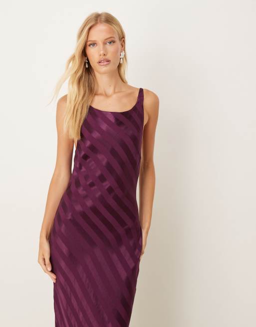 ASOS DESIGN – Śliwkowa satynowa sukienka maxi w paski z drapowanym tyłem, 2 z 4