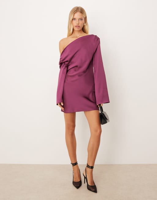 ASOS DESIGN – Śliwkowa satynowa sukienka mini z odkrytym ramieniem, długimi rękawami i drapowaniem