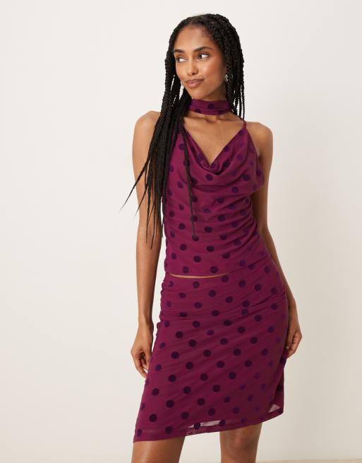 ASOS DESIGN – Śliwkowy siateczkowy top z flokowanym wzorem w kropki, głębokim drapowanym dekoltem i szalem, część zestawu