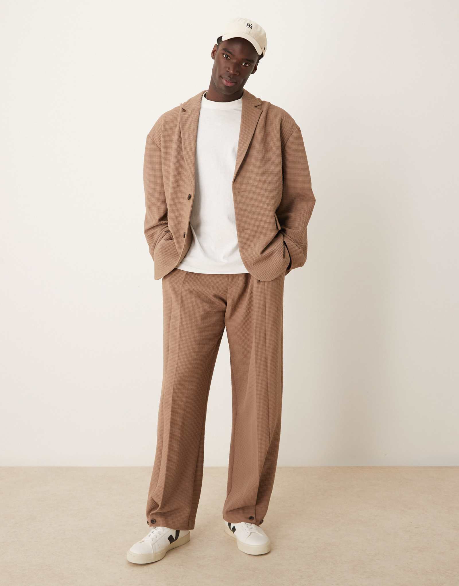 ДИЗАЙНЕРСКИЙ пиджак-оверсайз с напуском от ASOS DESIGN из коричневой ткани seersucker