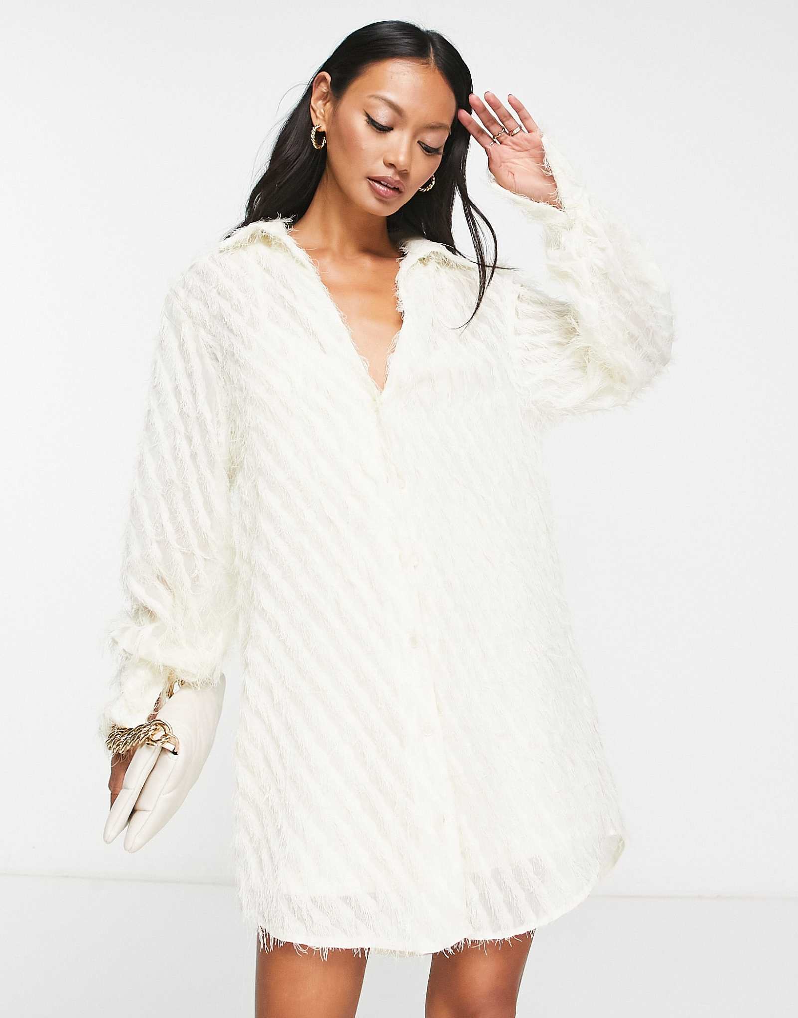 ДИЗАЙНЕРСКОЕ мини-платье-рубашка с напуском ASOS DESIGN из пушистой текстурированной ткани белого цвета