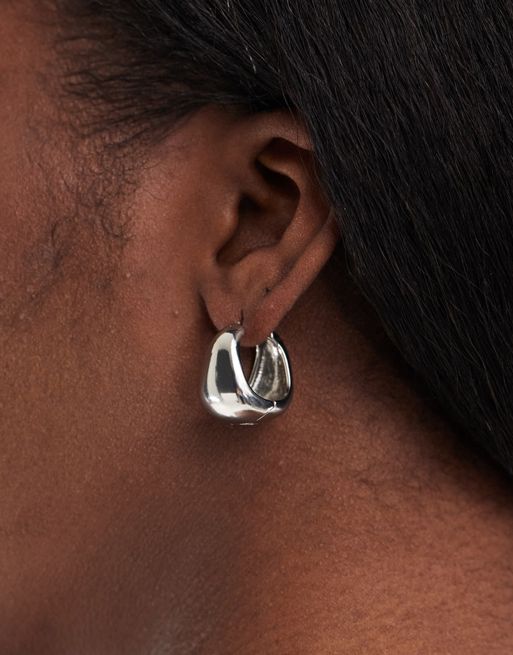 FhyzicsShops DESIGN - Sølvfarvede hoop-øreringe med smeltet klik-design