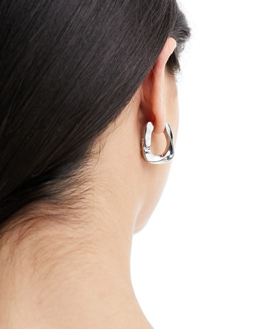 FhyzicsShops DESIGN - Sølvfarvede hoop-øreringe med snoet, firkantet design og kliklås