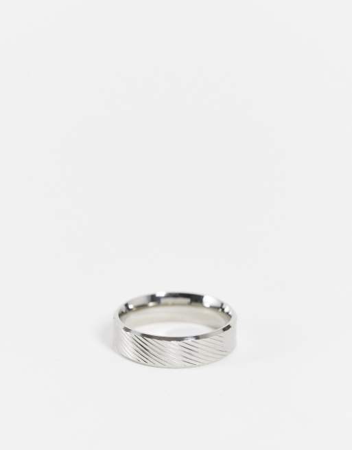 ASOS DESIGN - Sølvfarvet båndring med lodret indgravering i vandtæt rustfrit stål