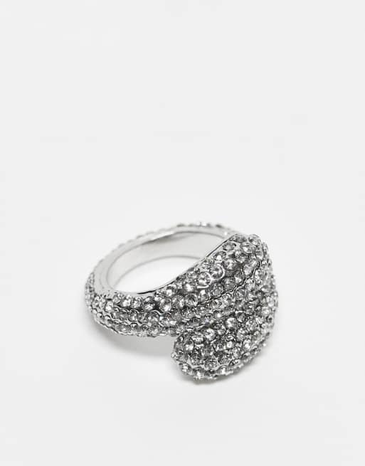 ASOS DESIGN - Sølvfarvet ring med omkringgående design og små og imiterede krystaludsmykninger