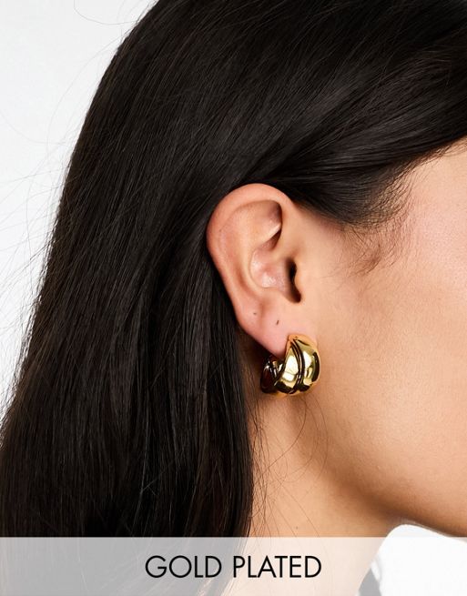 FhyzicsShops DESIGN - Små, chunky hoop-øreringe med overlappende design og belægning i 14 k guld
