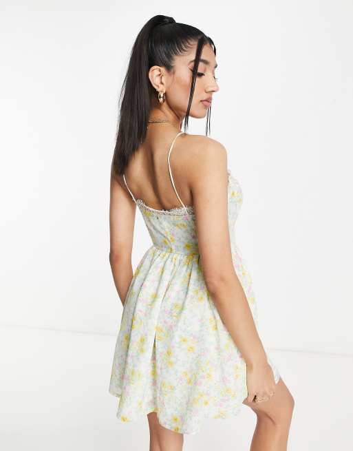 ASOS DESIGN – Småblommig sommarklänning med smala axelband, spetskanter och knäppning , 2 av 4