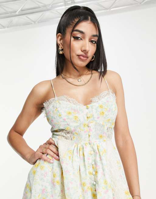 ASOS DESIGN – Småblommig sommarklänning med smala axelband, spetskanter och knäppning , 4 av 4