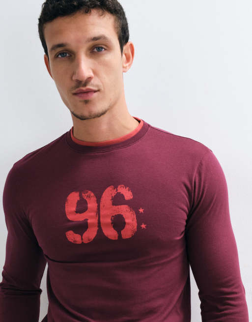 ASOS DESIGN smal långärmad t-shirt med dubbla lager och siffertryck i rött, 3 av 5