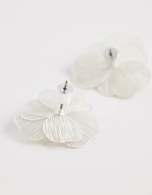 ASOS DESIGN small stud earrings with mini wire-floral design in ivory, 4 of 4